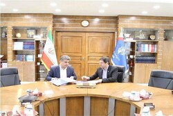 PMO Head Mohammad Rastad (L) and Managing Director of Chabahar Free Zone Organization Abdolrahim Kordi signed an MOU in Tehran on Tuesday.
