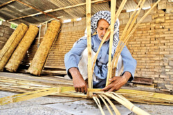 Meet Iranian man weaving reed mats for decades
