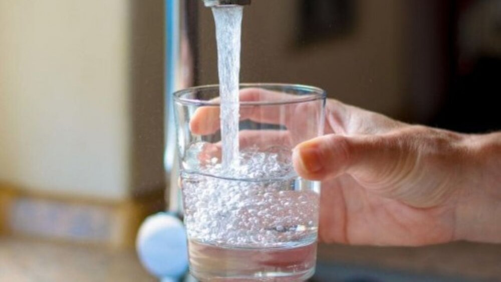 Mohammadreza drinks water from a glass 