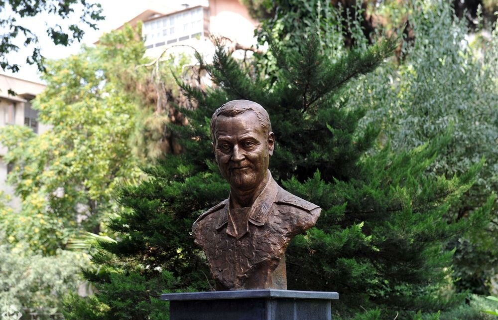 The Bronze bust of Commander Qassem Soleimani is seen in the courtyard of Tehran’s Vahdat Hall on July 5, 2020. (Honaronline/Gata Ziatabari)