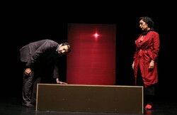 A scene from “Talk to Me” at Tehran’s Malek Theater. (Payamekhabari/A.A. Ez’hari Khoskhkar)