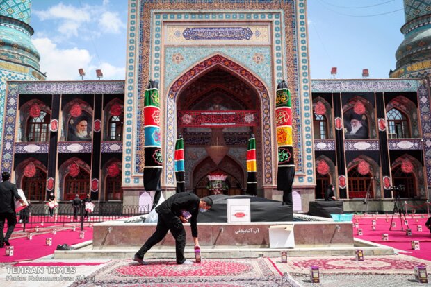 Tehran shrine delivers food products to the needy