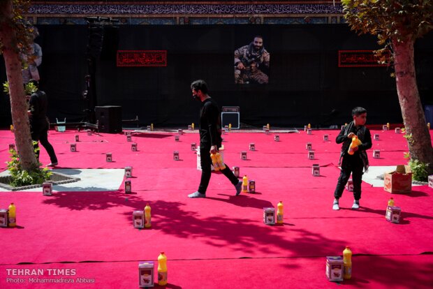 Tehran shrine delivers food products to the needy