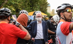 Deputy Ambassador of the Netherlands to Tehran, Andre van Wiggen (C) is surrounded by cyclists in downtown Tehran on September 22, which marks World Car-Free Day.
On this day, ambassadors of four European countries to Tehran along with the city’s mayor Pirouz Hanachi rode bicycles on the streets.