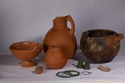 Photo depicts historical objects unearthed from an Iron Age cemetery in Mersin in Iran’s Semnan province.