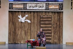 A storyteller gives a performance for the Iranian children at the 22nd International Storytelling Festival in Tehran on December 18, 2019. (IIDCYA/Mahmud Rahimi)