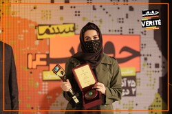 Filmmaker Atieh Zare’ Aranadi accepts the best film award for her documentary about children of divorce “Get Filled in the Blanks” during the 14th edition of Cinéma Vérité festival in Tehran. (DEFC)