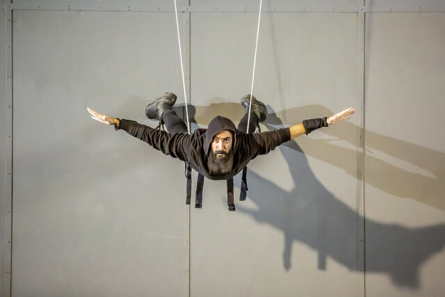 Ο σκηνοθέτης του Crazy Body, Yasser Khaseb, δίνει νεύμα στους εθνικούς ήρωες στο “Sky Wall”