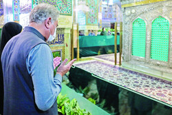 Pakistan FM Qureshi visits the Imam Reza shrine in Mashhad
