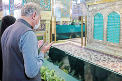 Pakistan FM Qureshi visits Imam Raza shrine in Mashhad