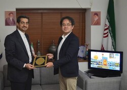 Japanese scholar Ryuichi Sugiyama receives the Razavi Scholar Award from Iranian cultural attaché Hossein Divsalar in Tokyo.