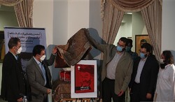 Dramatic Arts Center director Qader Ashena (2nd L) and Art Bureau director Mohammad-Mehdi Dadman (3rd R) unveil a poster for the play “The Loneliest Oppressed, the Most Oppressed Alone”