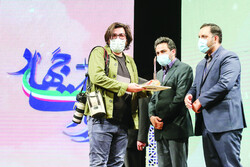 Top artworks on COVID-19 were honored during the closing ceremony of the Jihad Narration Art Festival at the Sureh Hall of the Art Bureau on Monday evening.