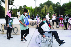 TEHRAN – A cast of 100 thespians staged a performance named “Life Is Still on” in a crowded neighborhood in the southern Iranian city of Shiraz on Wednesday to encourage people to live with hope durin