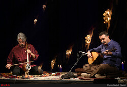 Iranian kamancheh virtuoso Kayhan Kalhor (L) and Turkish baglama master Erdal Erzincan perform at Tehran’s Vahdat Hall on December 4, 2016. (ILNA/Mehdi Nasiri)