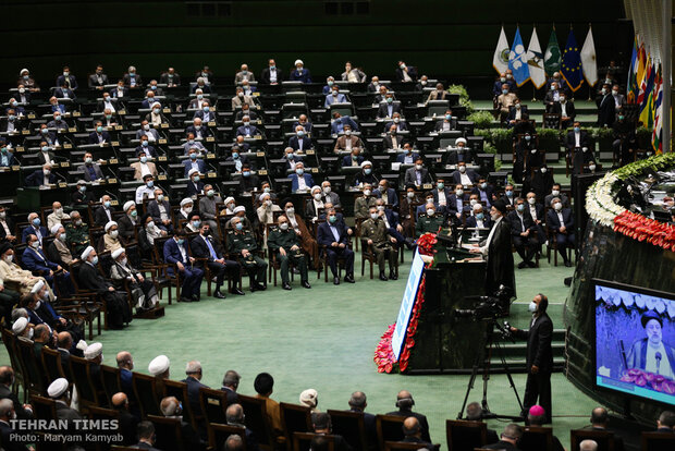 Raisi officially takes oath of office as Iran's president