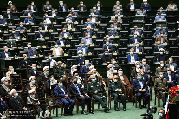 Raisi officially takes oath of office as Iran's president