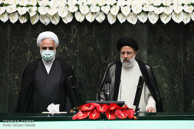 Raisi officially takes oath of office as Iran's president