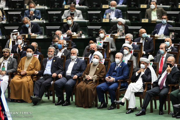 Raisi officially takes oath of office as Iran's president