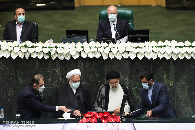 Raisi officially takes oath of office as Iran's president