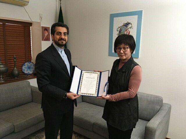 Hisako Tsunoda (R) received an honorary diploma of the Iran Calligraphers Association from Iran’s cultural attaché in Japan Hossein Divsalar.