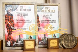 This photo shows the Golden Lions and certificates awarded to Segane for the plays “Women’s Auschwitz” and “Holodomor” at the Golden Lion International Theater Festival in Ukraine.