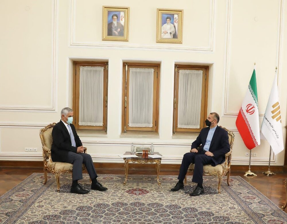 ECO secretary general meets Iran FM