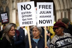 U.S. lawyers tell UK court to extradite Assange