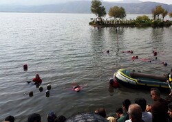 A troupe from Baneh performs the play “Suffering of the Water” on migrants drowning in the Mediterranean in Zrebar Lake in Marivan on October 30, 2021. (IRNA) 