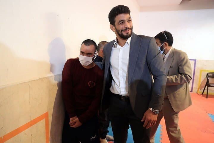 World champion Hassan Yazdani visits care home
