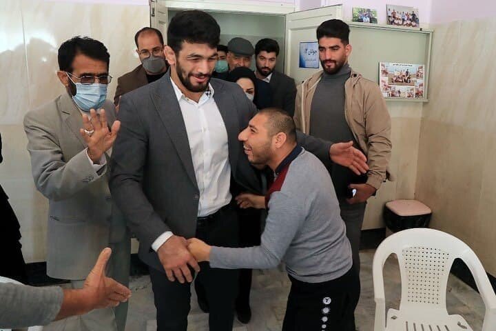 World champion Hassan Yazdani visits care home
