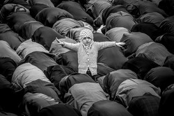 “Girl Flies in Prayer” by Iranian photographer Ahmad Khatiri won the PSA Gold Medal at the 4th Zhuhai International Photography Exhibition in China.