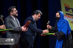 Producer Elaheh Nobakht (R) receives the best documentary award in the national competition of the 15th Cinéma Vérité festival from Cinema Organization of Iran director Mohammad Khazaei at Tehran’s Va