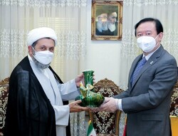 Islamic Culture and Relations Organization director Hojjatoleslam Mohammad-Mehdi Imanipur and Chinese Chang Hua pose at a meeting in Tehran on December 28, 2021. (ICRO)
