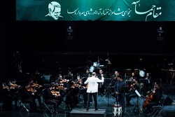 Mohammadreza Aqili conducted the IRIB Symphonic Orchestra at Tehran’s Vahdat Hall on December 29, 2021 during a concert performed in memory of Lieutenant-General Qassem Soleimani. (ISNA/Mohammad-Ali A