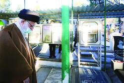 Leader honors memory of Islamic Revolution martyrs