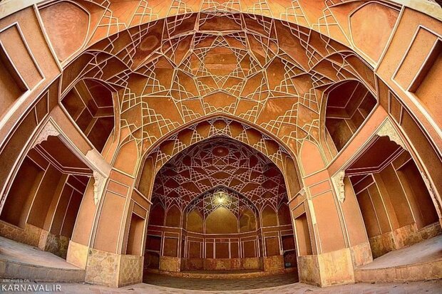 خان عباسیان:  خانه قرن نوزدهمی با شگفتی های زیبایی شناختی کامل