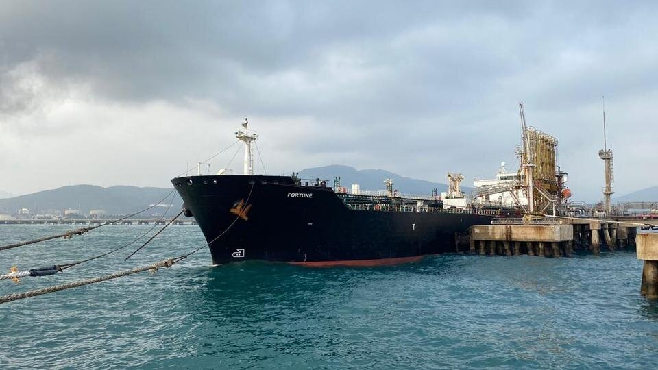 Oil tankers 'go dark' off Venezuela to evade US sanctions