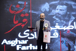 “A Hero” cast member Mohsen Tanabandeh accepts the best director award on behalf of Asghar Farhadi at the 1st Iran Screen Directors Celebration on May 8, 2022. (Mehr/Seyyed Saeidreza Razavi)