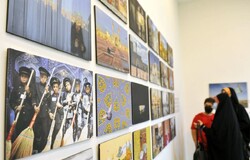 People visit the exhibition “Affection for the Eight” at the Mehrsun Complex in Tehran. (Honaronline/Gata Ziatabari)