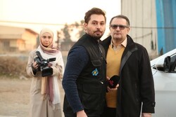 Ali Dehkordi (1st R), Danial Ebadi (2nd R) and an unidentified actress in a scene from “A Tale of a City 3”.