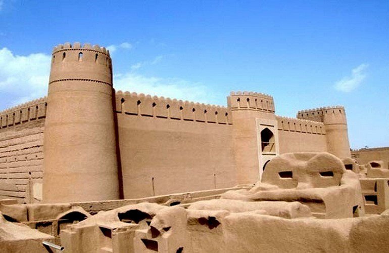 Arg-e Rayen: restoration work to renew cobs on the surface