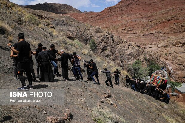 Abyaneh holds Nakhl-Gardani ritual in Ashura commemoration