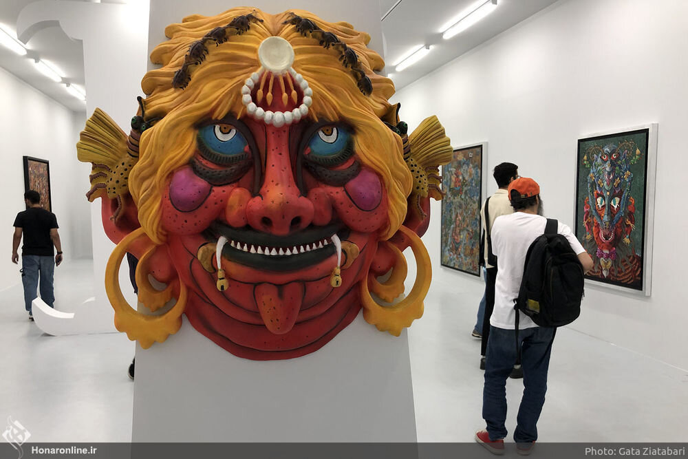 Art lovers visit Ali-Akbar Sadeqi’s exhibition “Mad” at the Parallel Circuit Gallery in Tehran on June 28, 2022. (Honaronline/Gata Ziatabari)