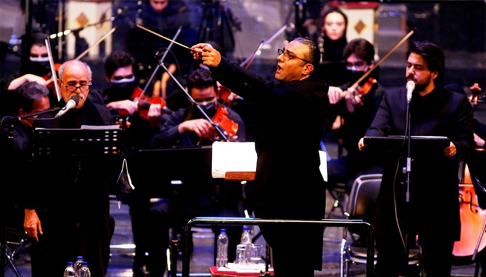 Bardia Kiaras conducts the Tehran Symphonic Orchestra performing the symphonic poem “Alamdar” at Vahdat Hall on September 28, 2020. (Moj/Mohsen Abolqasem)