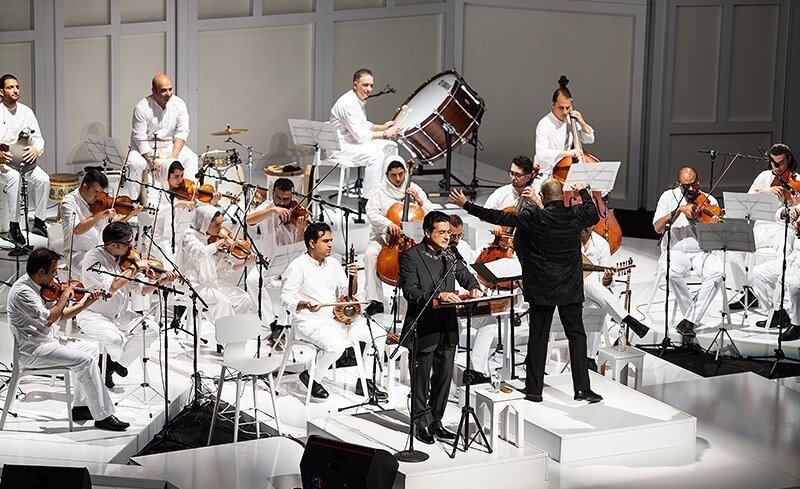 Vocalist Homayun Shajarian performs with Siavosh Ensemble in his concert “Be Rang-e Seda” at the Grand Hall of the Interior Ministry in Tehran on July 10, 2022. (Tasnim/Masud Shahrestani)
