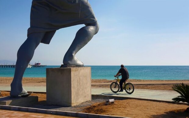 On Iranian islands, long walks, bike rides and amazing sceneries