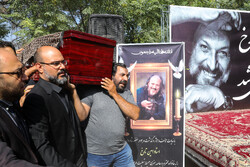 Mourners carry the coffin of actor Amin Tarokh during his funeral in Tehran’s Behesht Zahra Cemetery on September 26, 2022. (ISNA/Alireza Masumi)