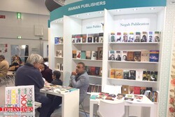 A file photo shows an Iranian publisher talking to a visitor at Iran’s pavilion during the 2016 Frankfurt Book Fair. (Tehran Times/Mohsen Mohammadi)