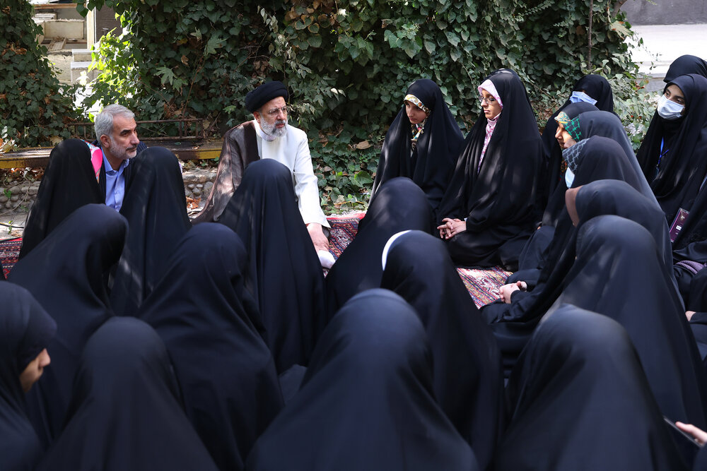 Presiden Raisi meets pupils